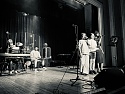 drei Schülerinnen singen auf der Bühne