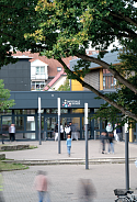 modernes Schulgebäude der Oberschule im Park